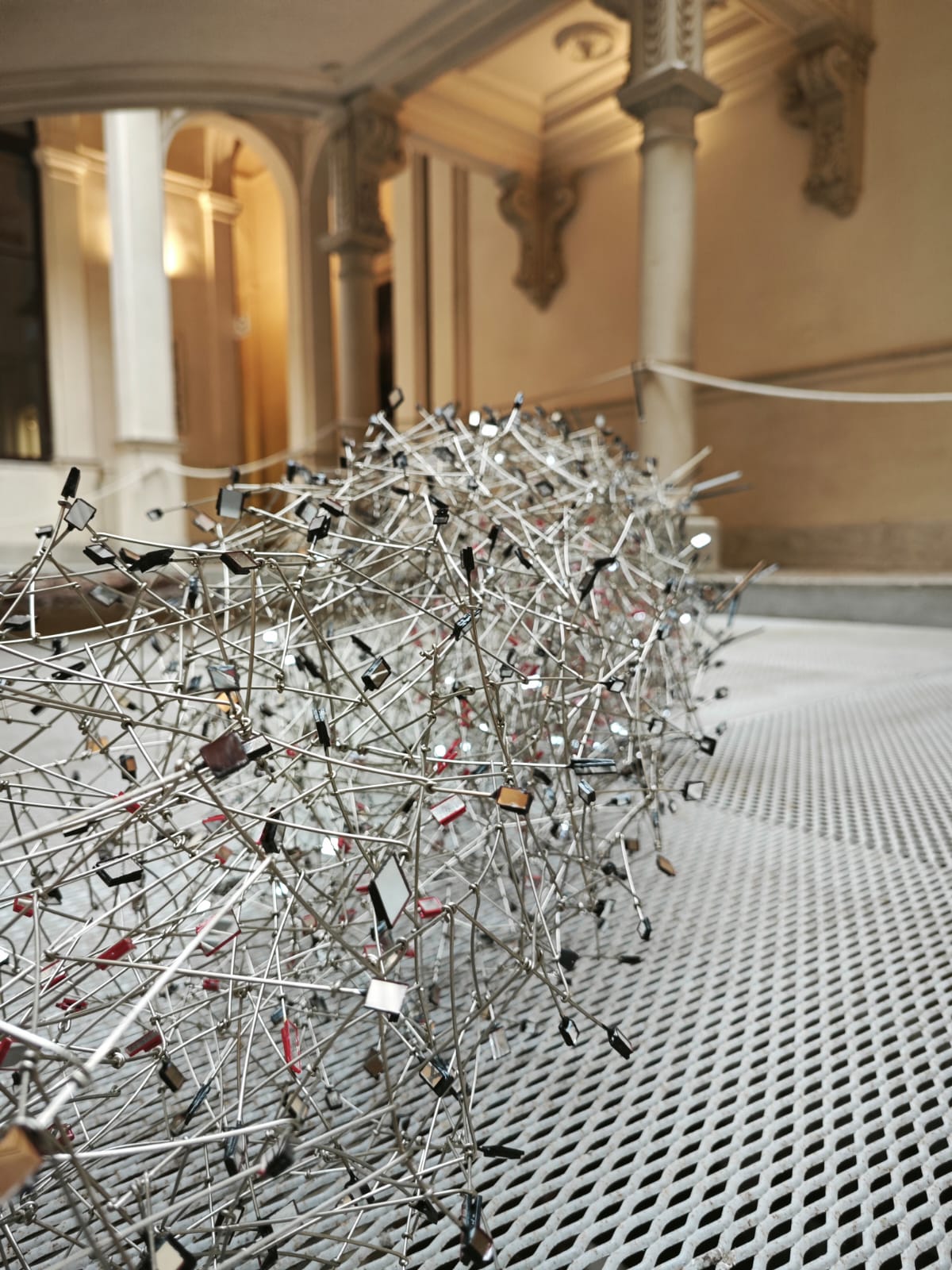 Joyería para arquitectura. Redes de luz y movimiento en el aire